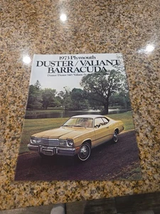 1973 Plymouth Duster Valiant Barracuda Scamp Dealer Brochure Libro 8,5" x 11" - Foto 1 di 5