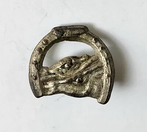 1928 Premium Cracker Jack Prize Hufeisen mit zwei Pferdeköpfen Noppen oder Ansteckknopf - Bild 1 von 2