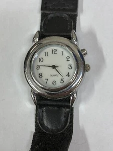 Weißes Zifferblatt kleinere Uhr Leuchtanzeige Quarz Damenuhr Istzustand Stoffband - Bild 1 von 7