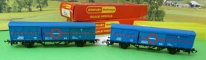 Hornby R741 Ferry Van TRANSFESA vagones azules x 2 en muy buena condición OO (t) - Imagen 1 de 5