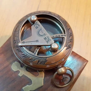 Brújula reloj de sol de latón antiguo de 2" caja de madera regalo marino - Imagen 1 de 4