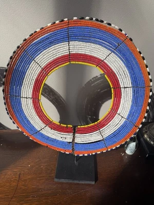 Collar de cuentas vintage Masai tribal africano hecho a mano con soporte Foto 1 de 3