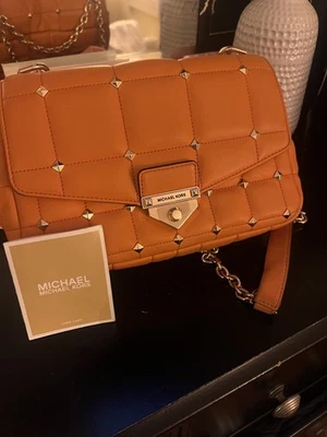 Bandolera/bolso de hombro/cartera de cuero acolchada con tachuelas Soho naranja Michael Kors Foto 1 de 4