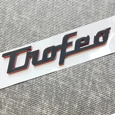 Placa de identificación emblema trofeo guardabarros lateral negro y rojo para Maserati Ghibli Levante - Imagen 1 de 4