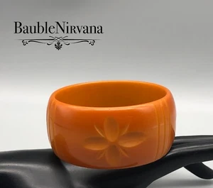 Vintage geschnitzte Blumen & Streifen Kürbis orange breit Bakelit Armreif Armband - Bild 1 von 5
