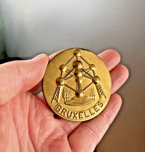 1958 WORLDS FAIR ATOMIUM BRUSSELS ATOMIC SPACE AGE MOLECULE FREESTANDING MEDAL - Picture 1 of 7