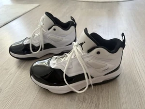 Nike Air Jordans, 6,5y, Gr. 39, Schwarz Weiß - Bild 1 von 8