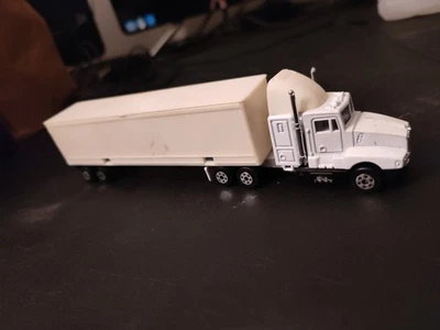Welly Kenworth T500 18-Wheeler Carson & Barnes Circus Diecast - Image 1 of 4