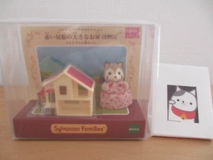 Sylvanian Families serie miniatura CASA GRANDE CON TETTO ROSSO E PROCIONE BAMBINO   - Foto 1 di 9