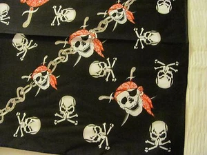 SCHÄDEL PIRATEN UND KETTEN DRUCKEN BANDANA IN ROT WEISS UND SCHWARZ, POLYBAUMWOLLE. - Bild 1 von 5