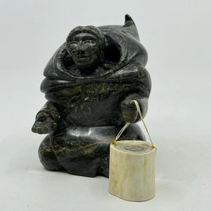Figura de serpentina inuit firmada tallada a mano de colección con capucha escultura con cubo - Imagen 1 de 10