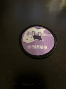 YAMAHA NEUE GITARREN BESTICKT 2" LILA AUFBÜGELN AUFNÄHER MUSIKGITARRE - Bild 1 von 1