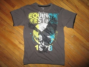 CAMISETA CALVIN KLEIN JEANS FESTIVAL EQUINOX 1978 Imitación Gira de Conciertos Mujeres JUNIORS. - Imagen 1 de 3