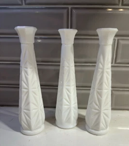Drei Strumpfhalter weiß Milchglas Starburst Muster Vase 9" - Bild 1 von 3