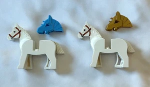 Lego Tier weißes Pferd Minifiguren Castle Western mit braunem Zaumzeug & Helmen - Bild 1 von 3