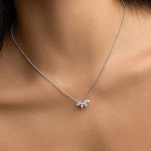 Nuovo Splendido Placcato Ciondolo In Argento Simulato Diamante Fiore collana - Foto 1 di 9