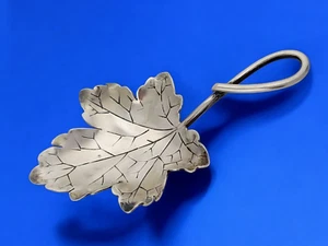 Cuchara para carrito de té WM LINKER de plata de ley mango naturalista de hoja y vid - Imagen 1 de 7