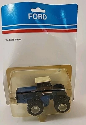 Trator de brinquedo Ford 946 modelo escala 1/64 com duplos.  - Imagem 1 de 4