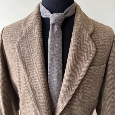 Corbata ajustada Ruth & Boaz para hombre mezcla de lana marrón espiga Foto 1 de 4