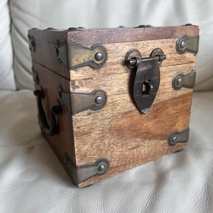 Cassapanca in legno con accenti in metallo scatola portaoggetti decorativa - Foto 1 di 7