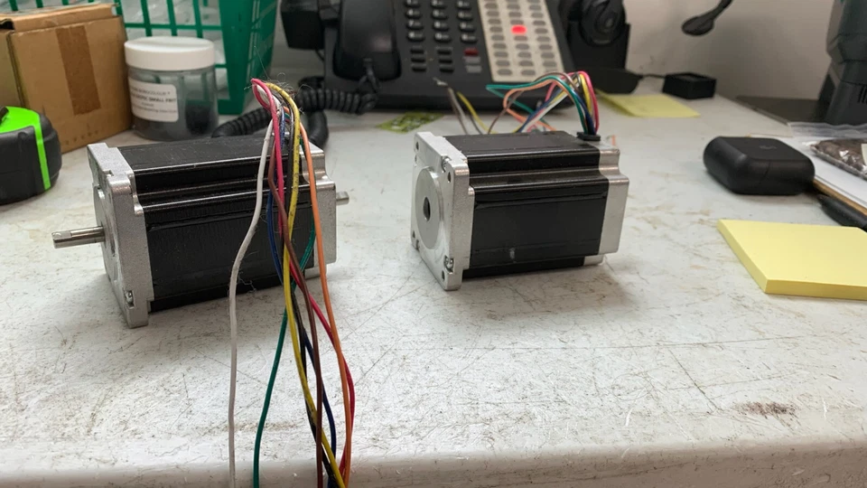 motores pequeños a la venta uno tiene accionamiento roto, otro tiene ambas unidades Foto 1 de 1