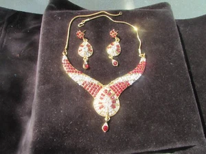 Bollywood Typ rot und weiß Strass Latz Halskette und Ohrringe, goldfarben - Bild 1 von 5