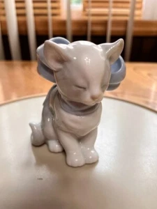 FIGURA PORCELANA LADRO ESPAÑA NAO "GATO PRESENTE" CON LAZO AZUL #1348 1999 - Imagen 1 de 6