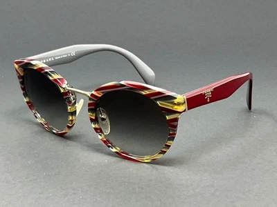 Gafas de sol redondas para mujer Prada PR05T-VAP0A7 gavillas gris burdeos 53 mm Italia” Foto 1 de 4