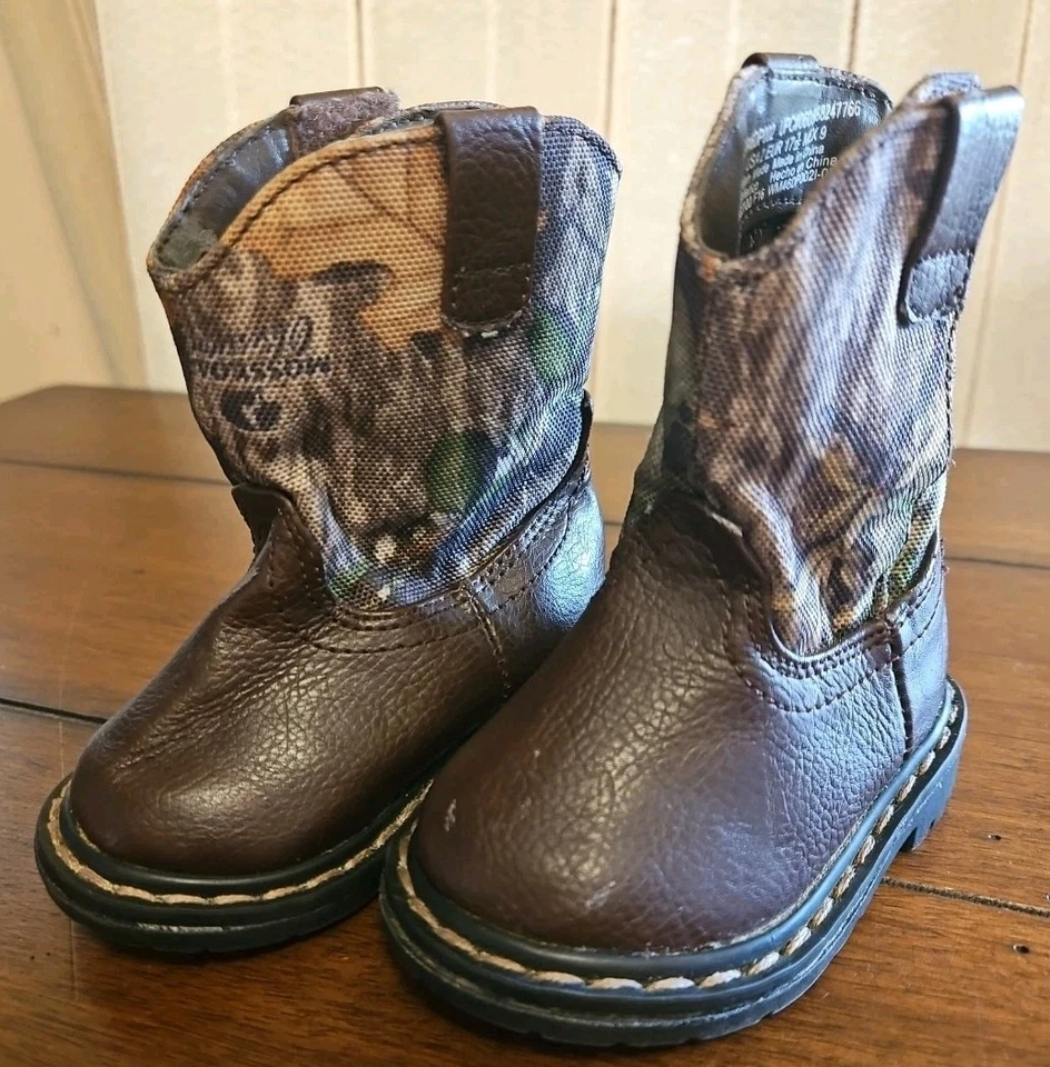 Botas Mossy Oak Garanimals para niños pequeños talla 2 Foto 1 de 4