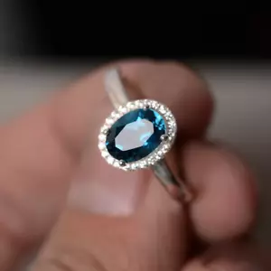 Corte Ovalado Londres Azul Piedra Topacio Anillo 14K Oro Blanco Macizo Joya Para - Imagen 1 de 4