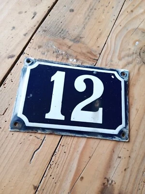 Ancienne plaque émaillée de rue numéro de maison 12 en relief - Photo 1/4