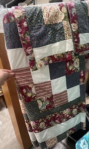 Queen/full size patchwork floral quilt bedding with two matching shams - Picture 1 of 1