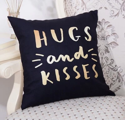 Fronha com estampa abraços e beijos 18” por 18” preta/bege - Imagem 1 de 4
