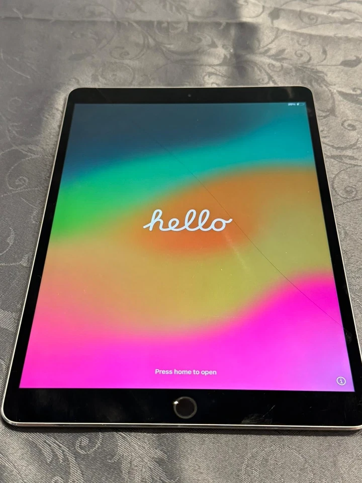 Apple iPad Pro 1. Gen 64GB, Wi-Fi, 10,5 Zoll - Space Grau - Bild 1 von 4