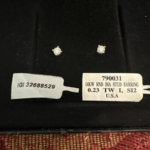 14kt White Gold Round Diamond Studs 0.23 TW - Picture 1 of 2