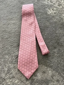 Vineyard Vines Pink Mens Necktie 100% Silk Spider All Over Print Designer Tie - Picture 1 of 6
