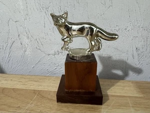 Vintage Fuchs Trophäe Topper goldfarbene Metallfigur Holzsockel - Bild 1 von 5