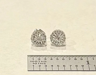 Aretes de diseño con halo de diamantes redondos de oro blanco sólido de 14 k .48 ctw Foto 1 de 3