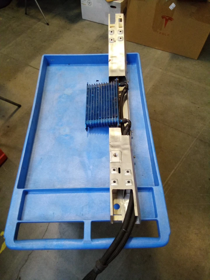 Barra de choque delantera de aluminio con enfriador de transmisión Nissan GT-R 2014 OEM R35 GTR Foto 1 de 4