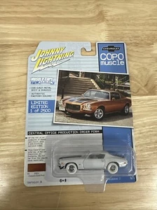 Johnny Lightning 2020 Muscle Cars USA 1970-1/2 COPO Chevy Camaro RS/SS R2 White - Picture 1 of 7