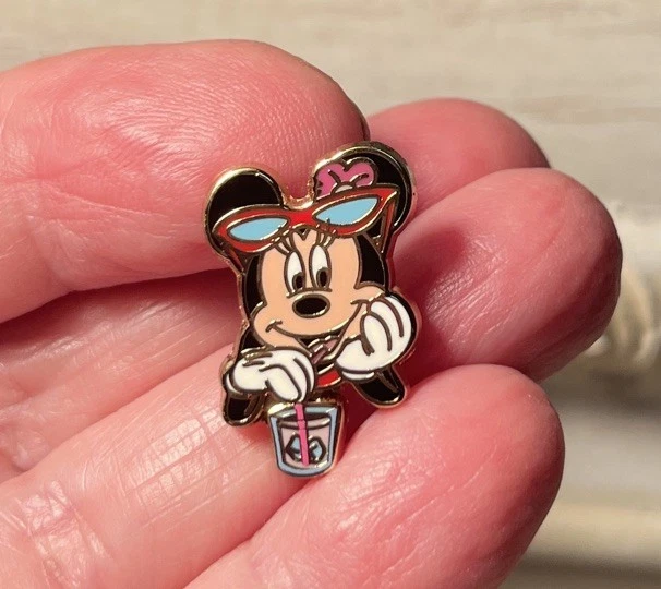 DISNEY Pin Trading, Beach Series Minnie Mouse, 2018 - Image 1 of 3