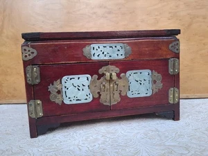 China Schmuckschatulle Schmuckkabinett Holz mit Messingbeschlägen Jadeeinlage - Bild 1 von 13