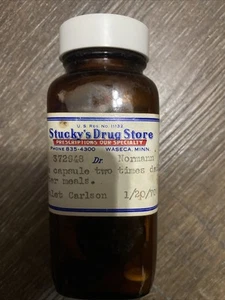 Buttons In Pharmacy Bottle Stucky’s Drugs Waseca Mn Mixed Lot of Vintage Buttons - Picture 1 of 10