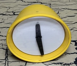 Ikea Stolpa leise Uhr gelb Heny Preutz Gummi minimalistisch modern leuchtet - Bild 1 von 8