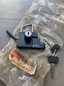 YAMAHA RXZ RXZ135 SEAT LOCK NOS 55K-24705-00 - Picture 1 of 8
