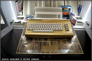 Commodore 64 GOLD GOLDENE EDITION REPLICA from DS Retro Garage! - Afbeelding 1 van 14