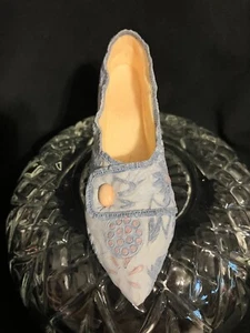 Just the Right Shoe by Raine Lavish Tapestry #25087 Miniature 1999 Shoe Only - Picture 1 of 5