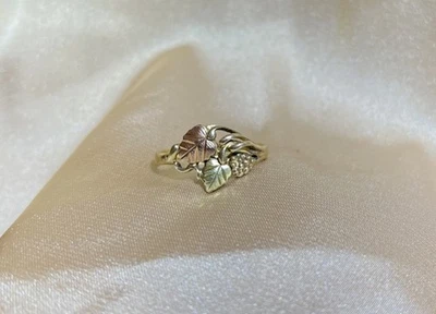 10K Black Hills Gold 2 Leaf & Grapes Tri Color Ring-Diggers Gold Size 2 Grams - Image 1 of 4