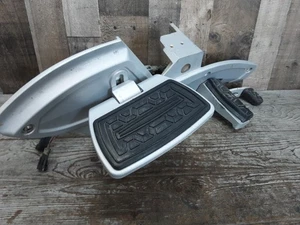 2010 10 10-12 CAN AM CAN-AM Spyder RT Right Side Rearset Foot Peg Floorboard - Foto 1 di 12