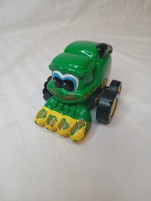 Juguete de juego coleccionable John Deere Cory Combine de metal verde y amarillo de ERTL Foto 1 de 4